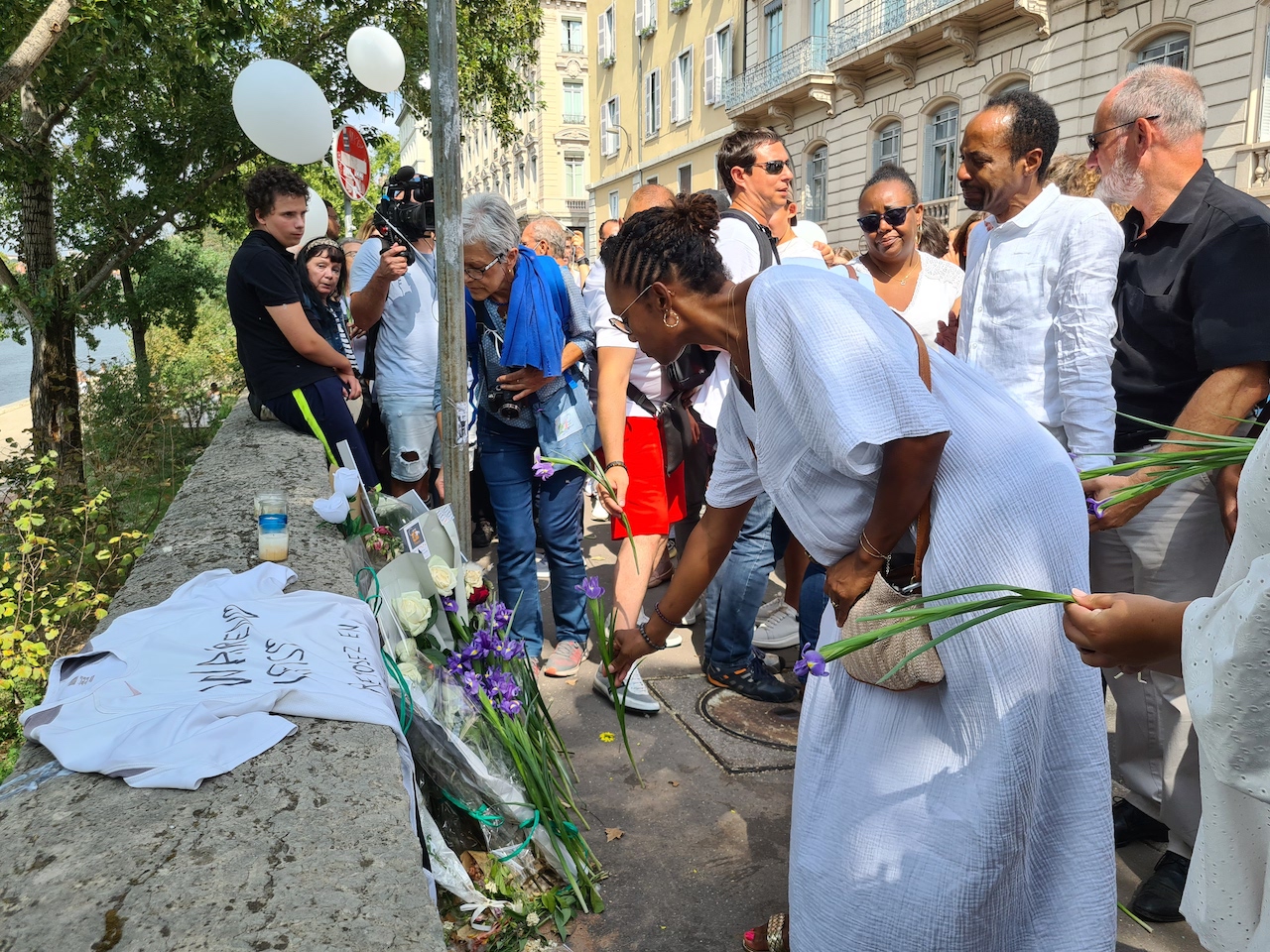 Lyon L Immense Motion La Marche En Hommage Iris Et Warren