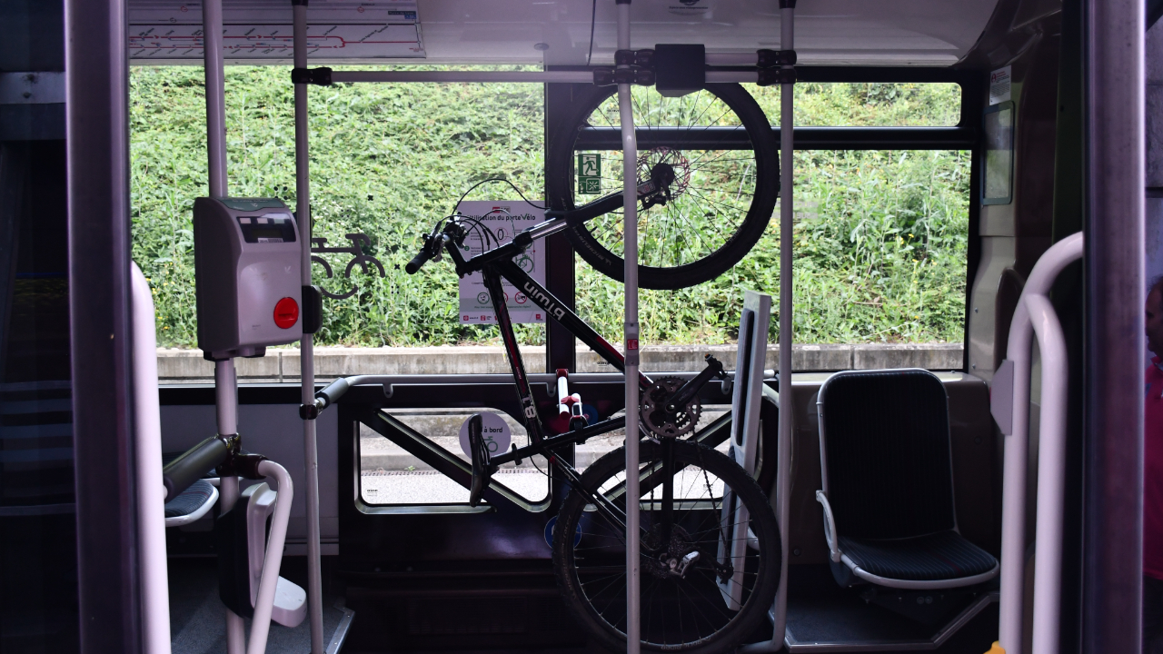 Lyon le Sytral expérimente le transport de vélo dans les bus