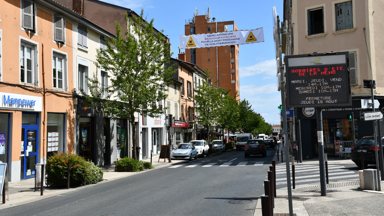 Grande Rue D Oullins Sens Unique Une Banderole Fait Pol Mique Deux