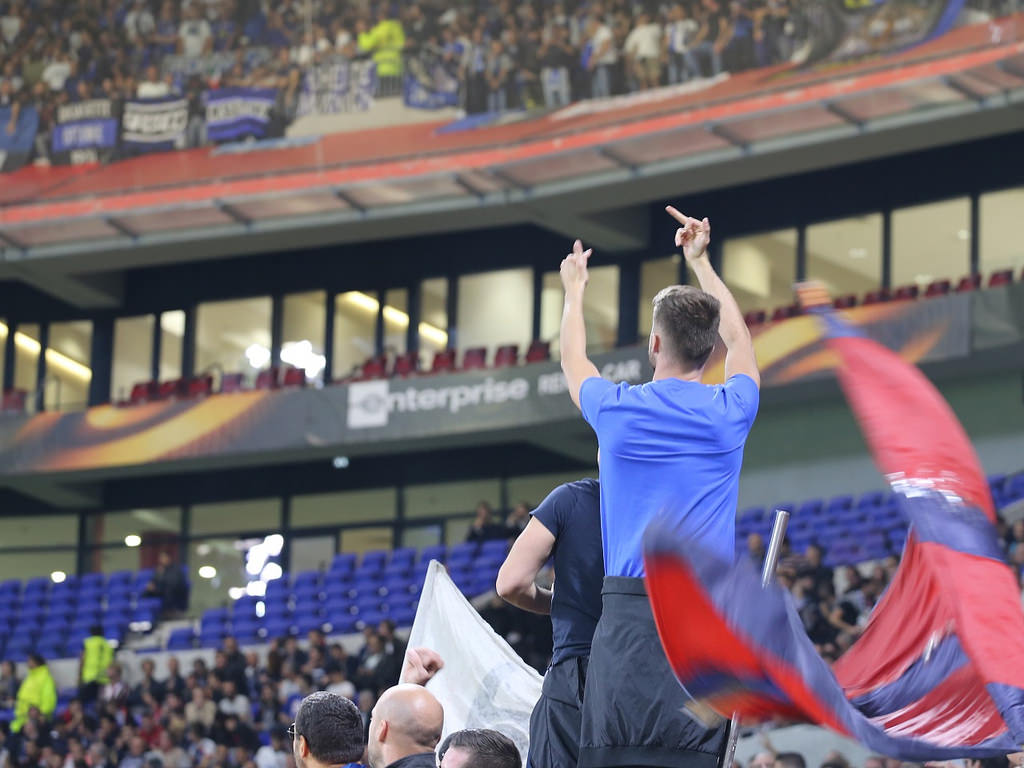 Bar A Ol Des Supporters Lyonnais Bless S Et Interpell S Avant Le Match