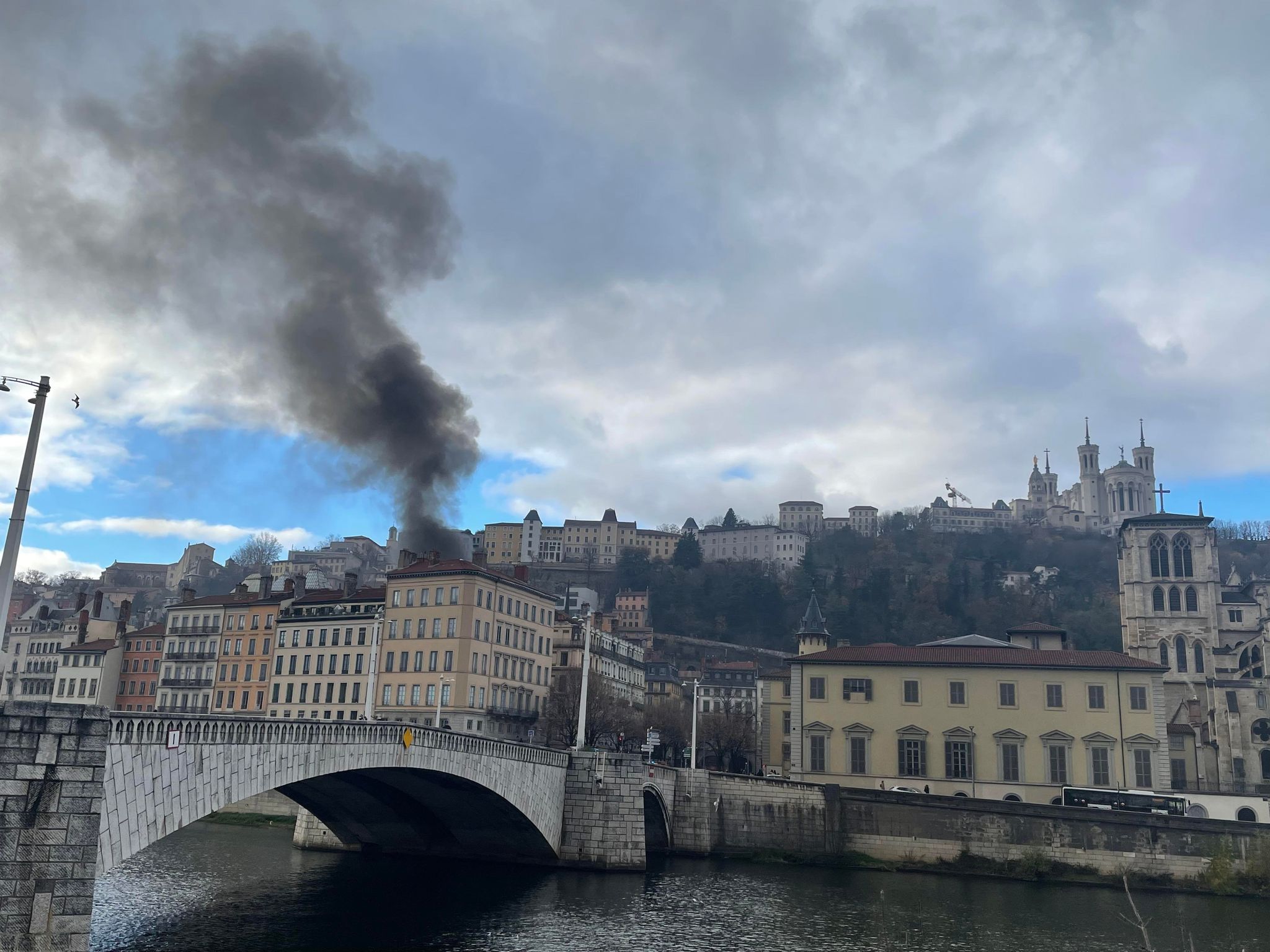 Lyon : Un Violent Incendie Ravage Une Enseigne Dans Le Vieux-Lyon, Une ...