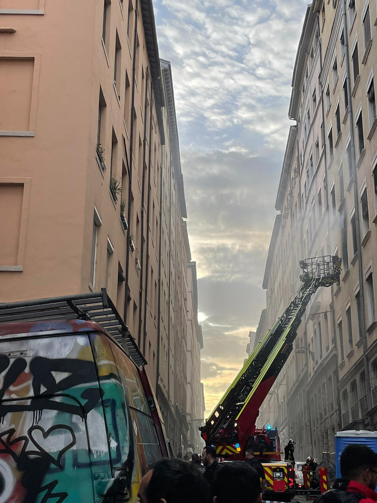 Lyon : Un Impressionnant Incendie Se Déclare En Plein Centre-ville