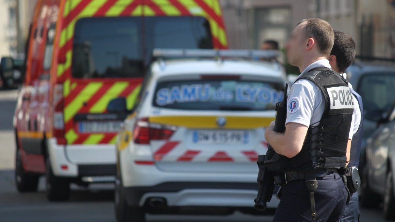 a child injured at the end of a chase, a man without a license arrested