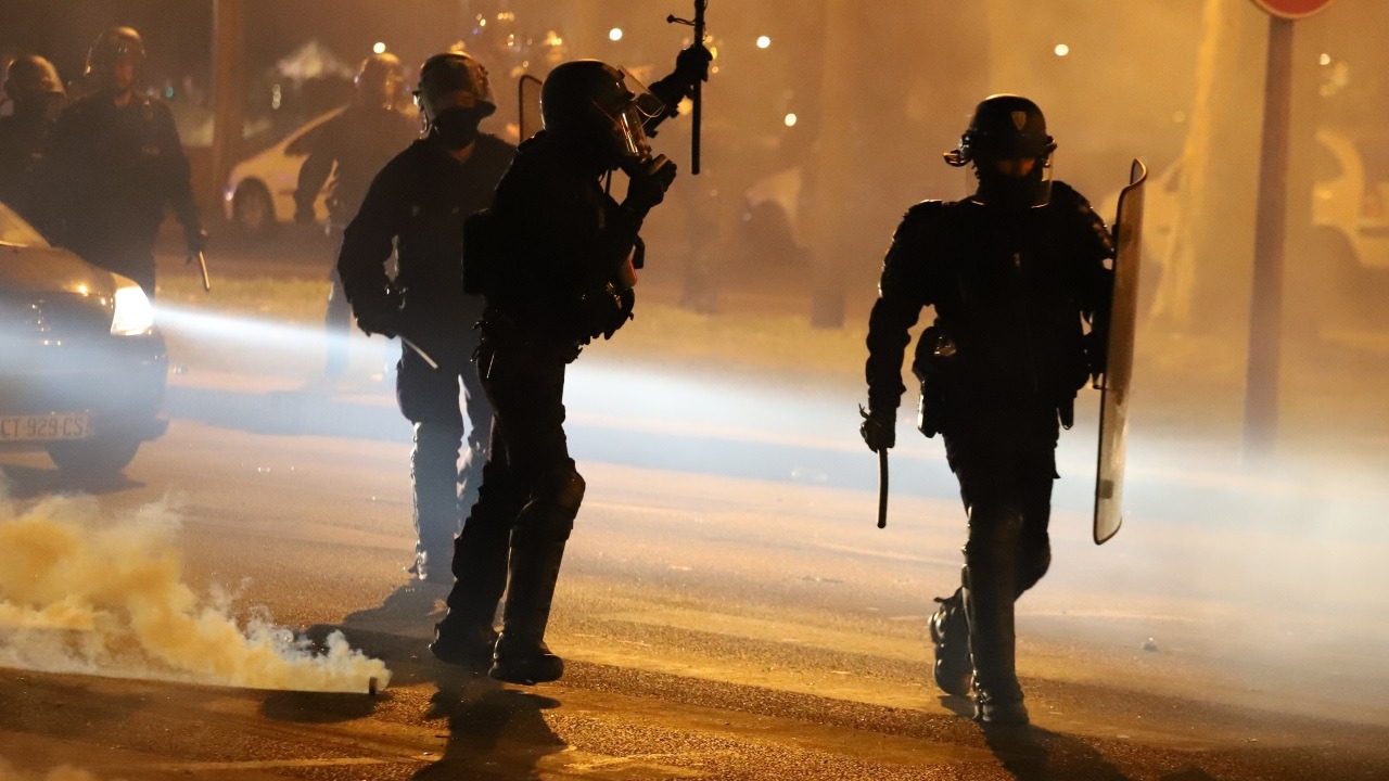 the police stoned during new urban violence