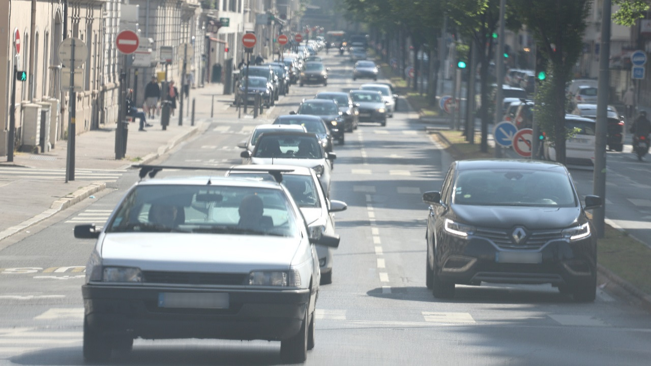 pollution episode in progress, speed lowered on the roads