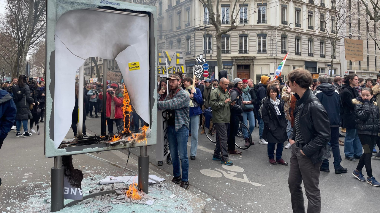 France/retraites: gaz lacrymogène et canon à eau pour disperser les  manifestants à Nantes