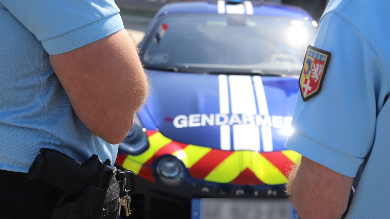 Faits divers. Colmar : contre une voiture de gendarmerie