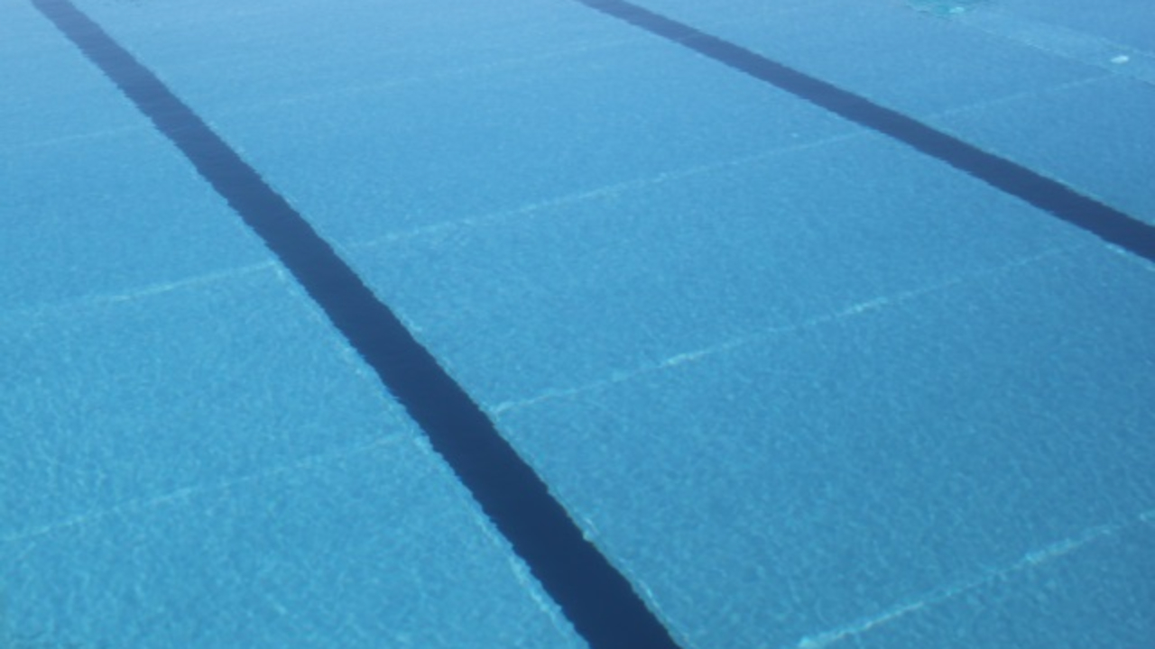 Il filmait dans les vestiaires de la piscine : le voyeur est un prof de  lycée près de Lyon