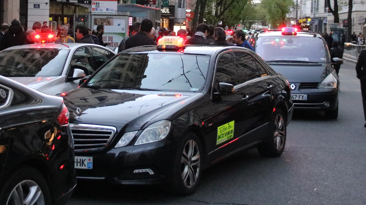 Lyon paralysée par les taxis cette semaine ? Le point sur les blocages de  lundi