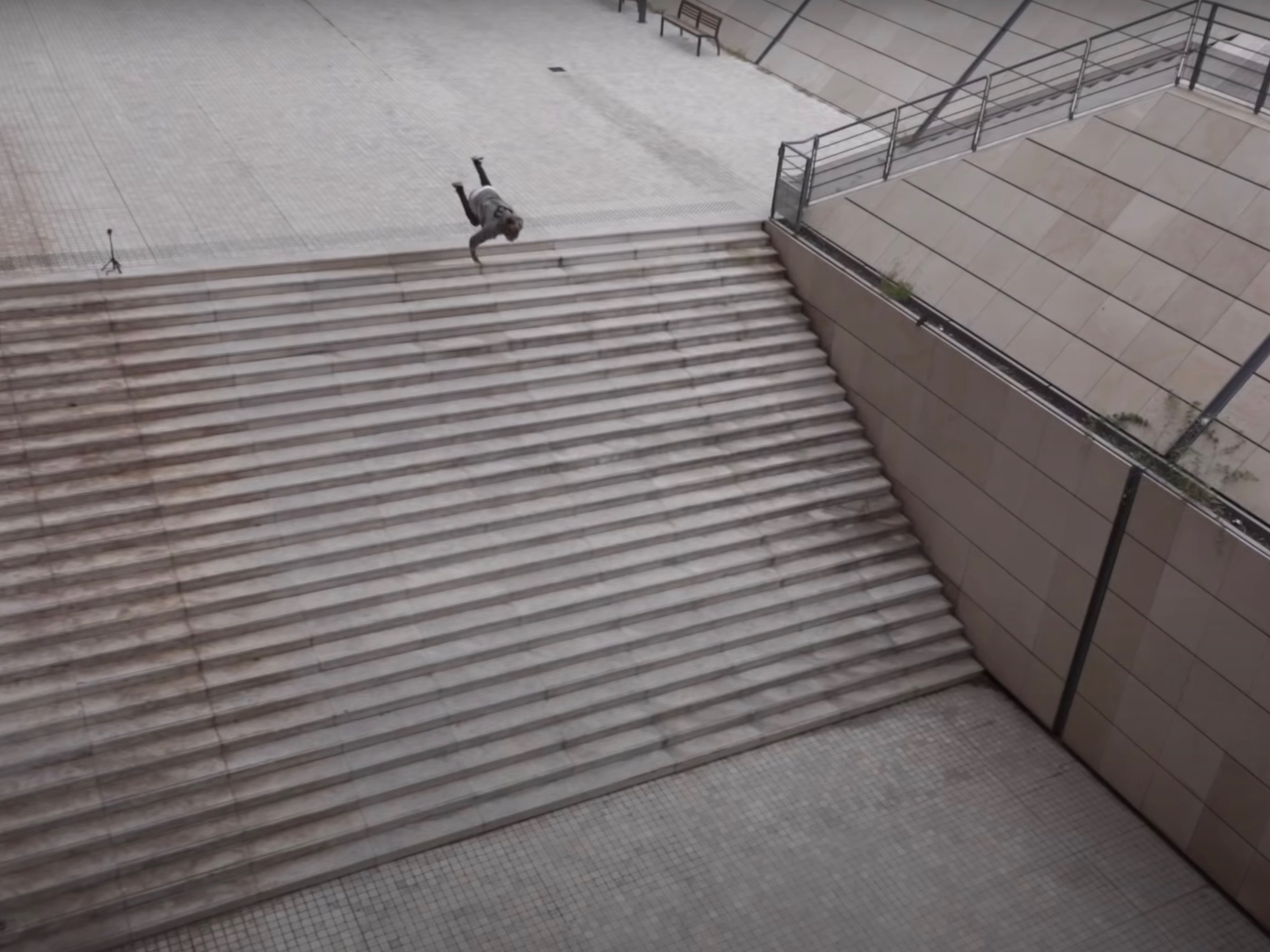 Lyon : il réalise un salto avant sur un vertigineux escalier de la Cité  Internationnale