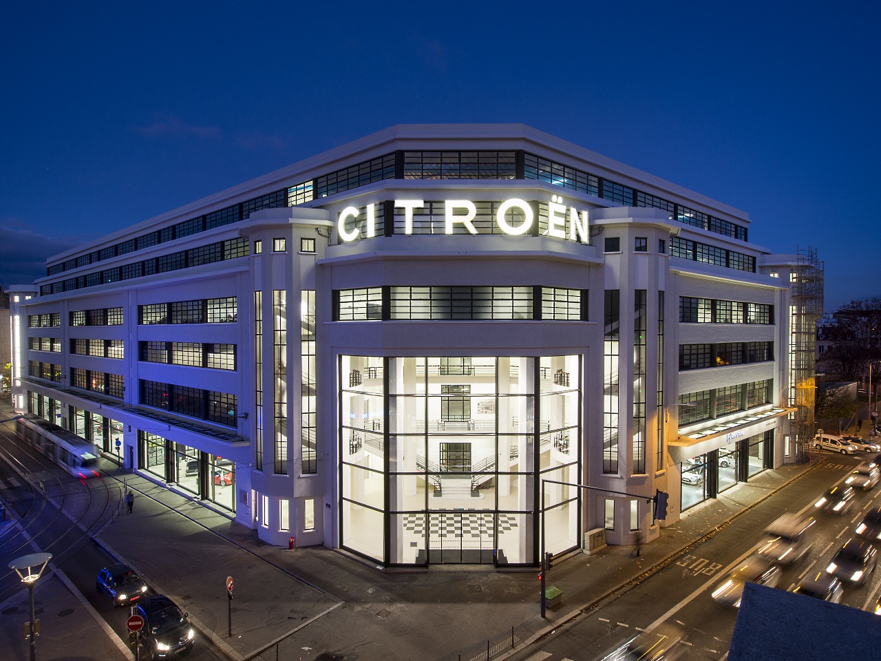 Lyon : le nouveau bâtiment Citroën, un vaisseau moderne