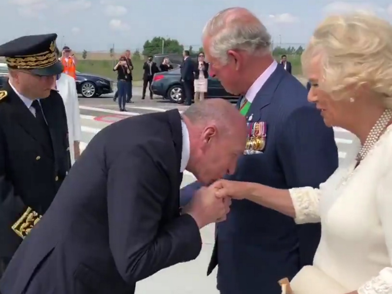 Les petites erreurs de protocole de Gérard Collomb lors de son baisemain à  Camilla - VIDEO