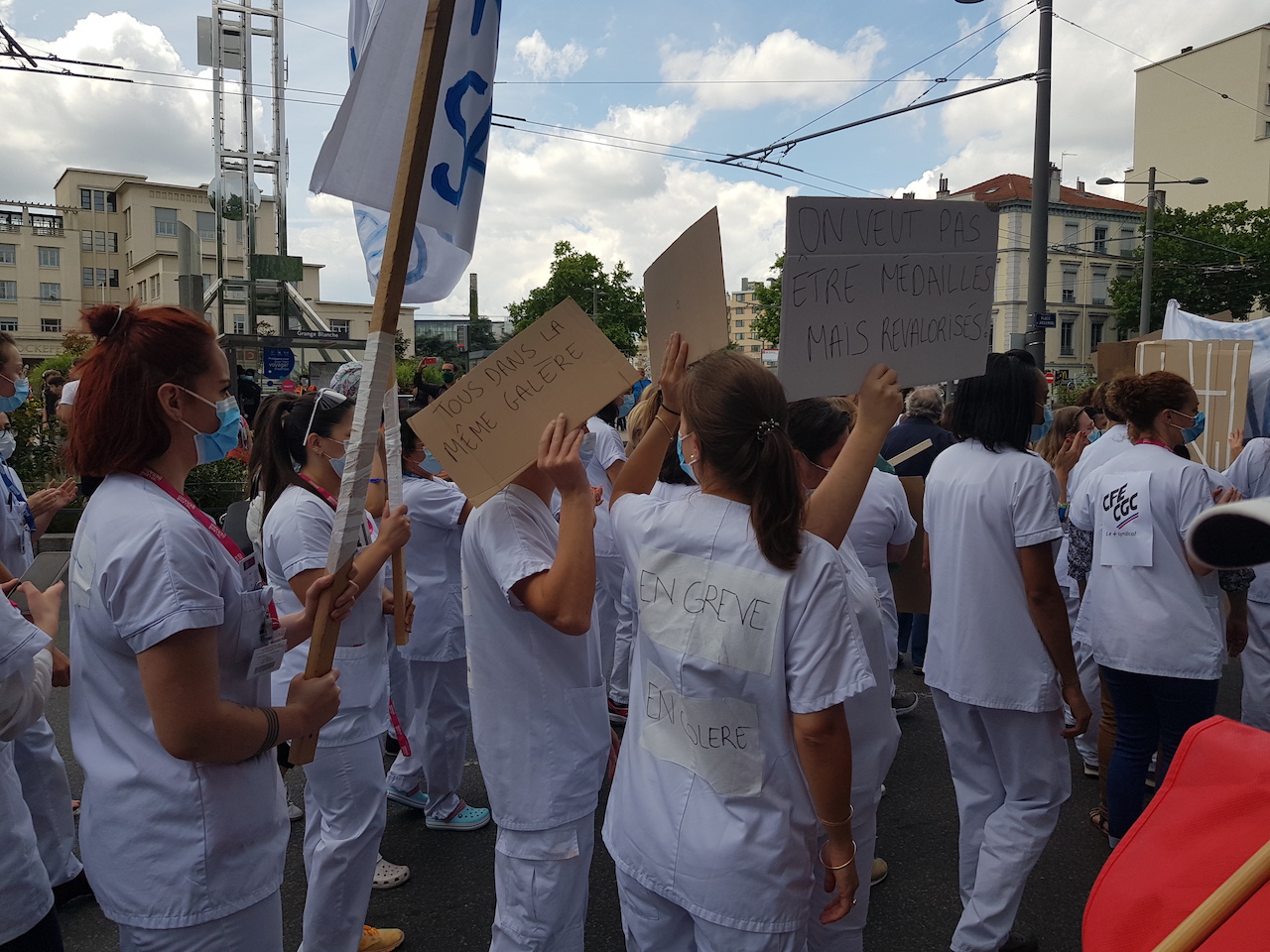 Lyon Plusieurs Milliers De Soignants Présents Pour Manifester Leur Colère