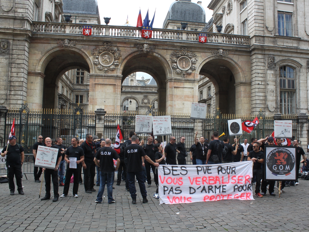 Lyon  manifestation d’une section de la police municipale pour