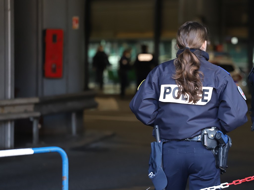 Une Policiere Poursuivie Et Menacee A Rillieux La Pape