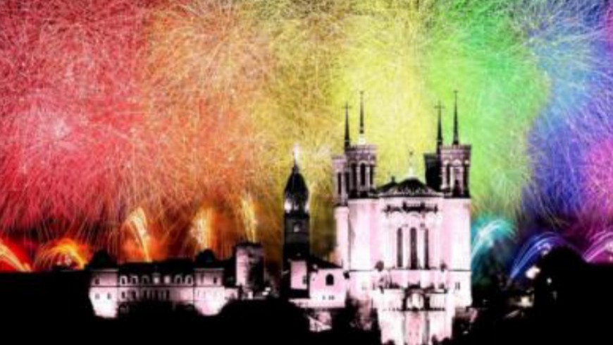 Le Soleil Apres La Pluie Le Feu D Artifice Du 14 Juillet Aura Des Allures D Arc En Ciel A Lyon