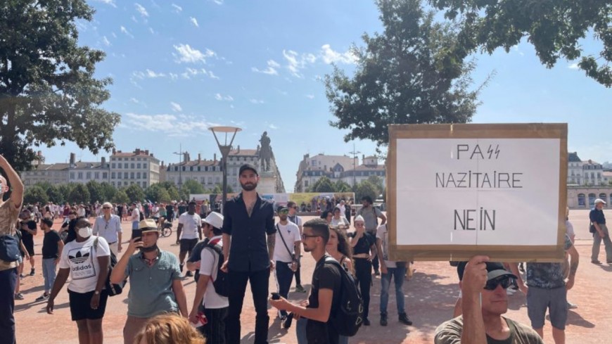 Lyon : pr&egrave;s de 3000 manifestants ce samedi dans les rues contre le pass sanitaire, 1 interpellation