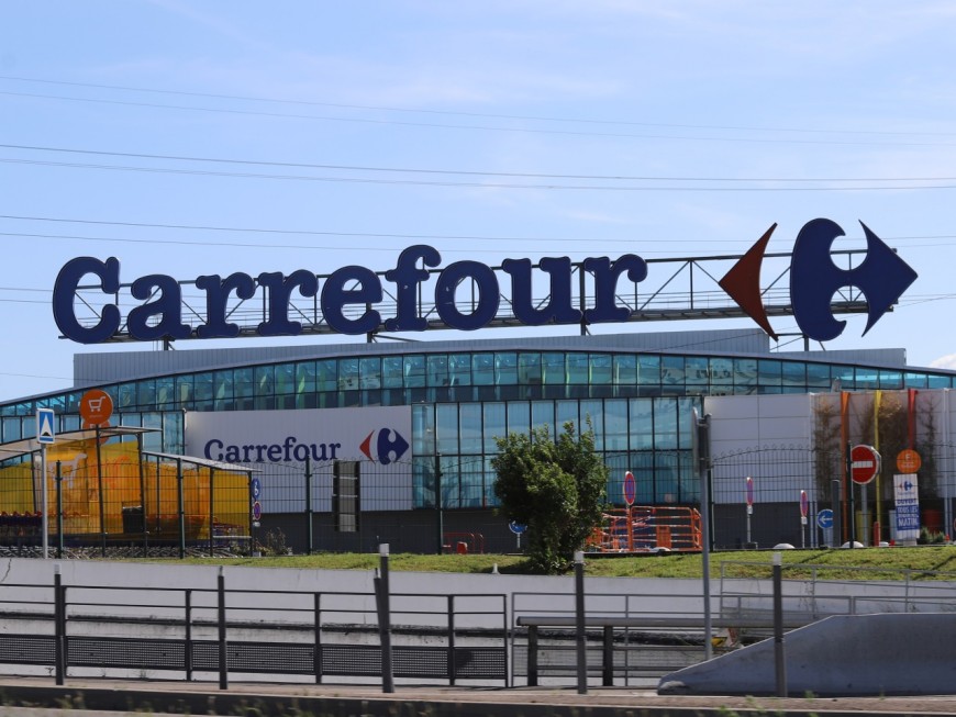 Pres De Lyon Arme D Un Couteau Il Menace D Egorger Les Agents De Securite De Carrefour Venissieux