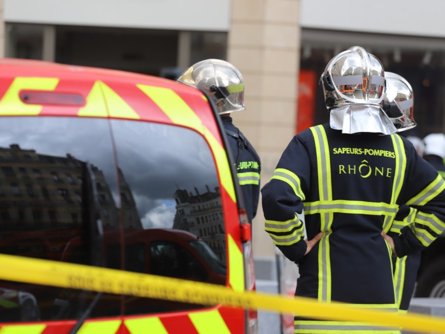 Lyon Un Sapeur Pompier En Intervention Blesse D Un Coup De Couteau