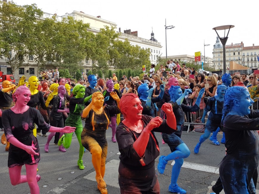 230 000 spectateurs dans les rues de Lyon pour le défilé de la biennale