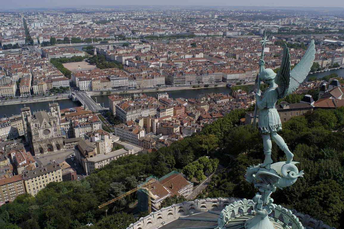 Лион франция. Лион, город во Франции. Lyon город во Франции. Леон город Франция. Город Лион в Париже.