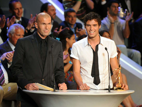 zinedine-zidane-personne-remis-trophee-unfp-joueur-annee-yoa-2a462.jpg