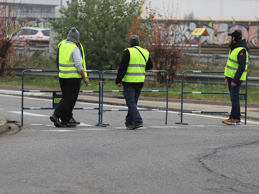 Gilets Jaunes Une Banderole Antisémite Au Rond Point De